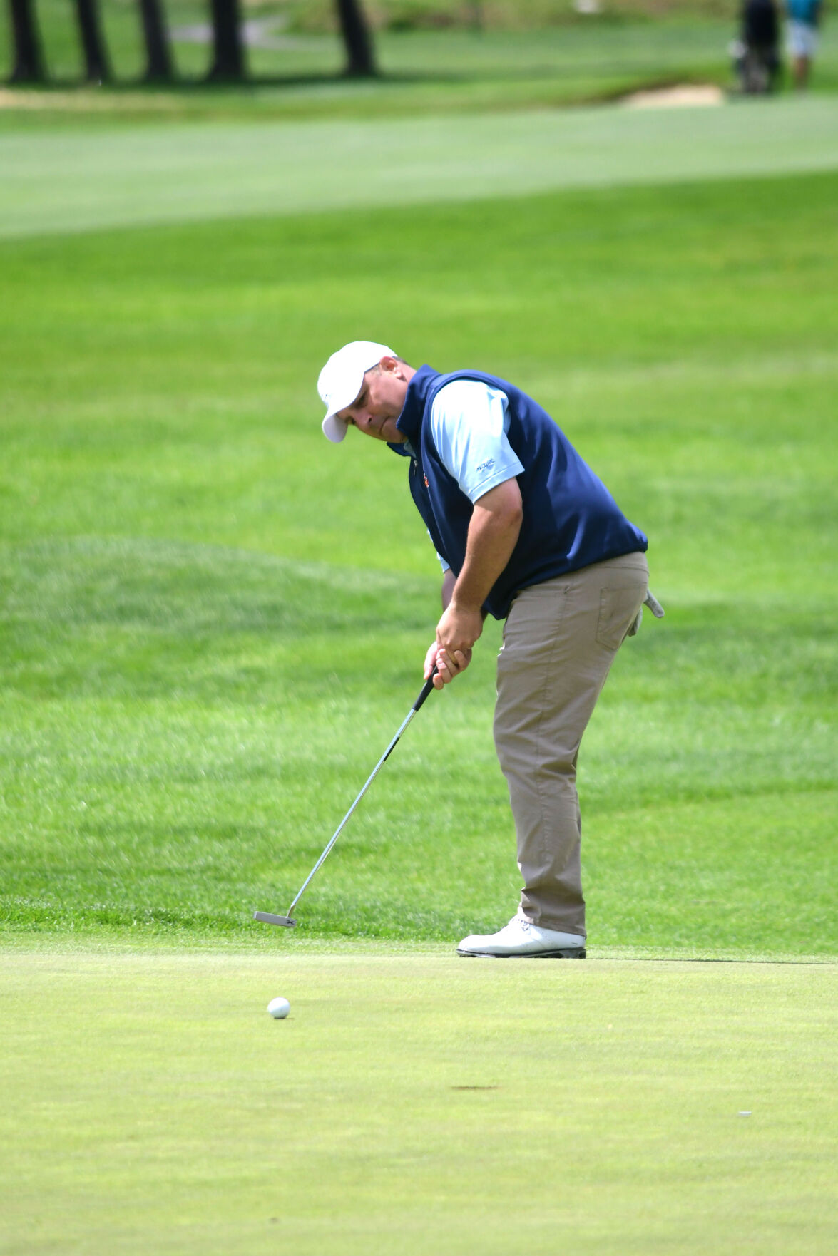Hillman putts it in at the 18th hole